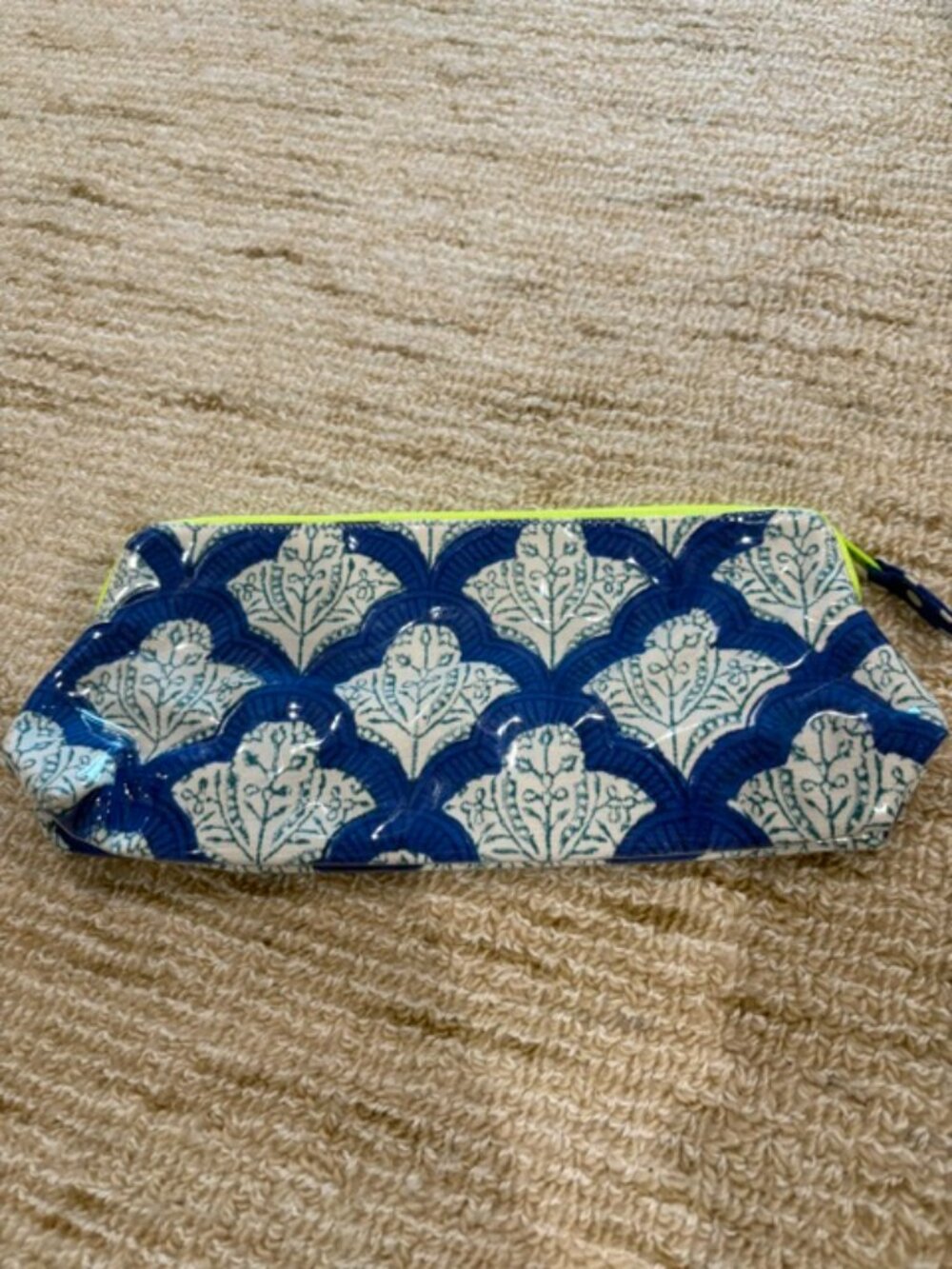 Roller Rabbit Make Up Case - Picture 2 of 5